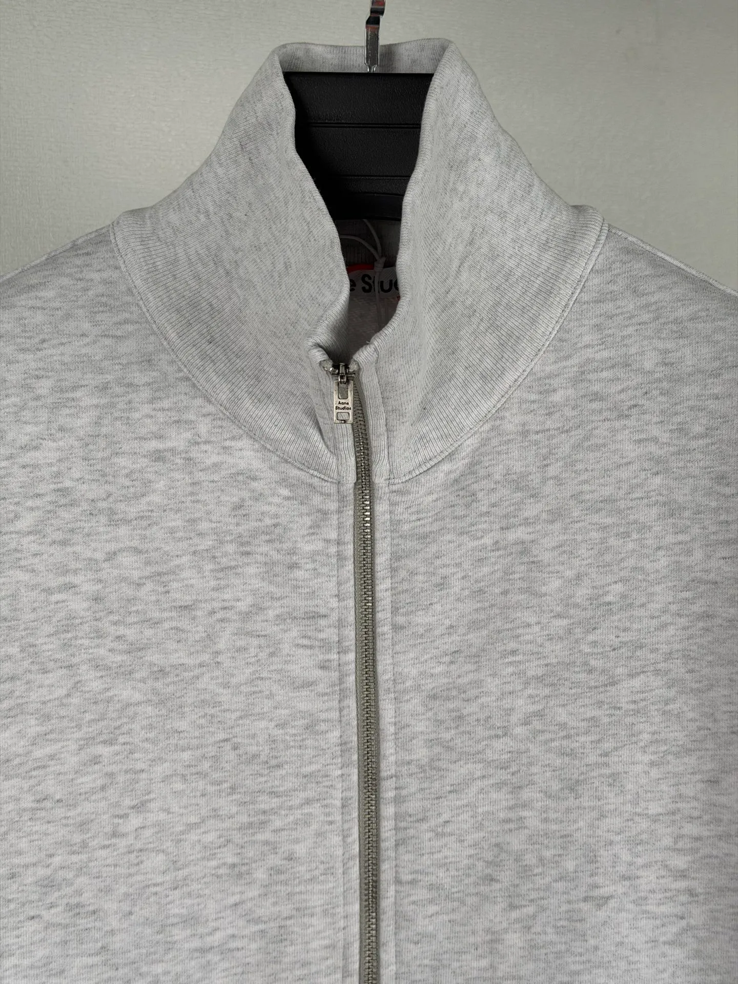 ACNE Studios embroidered logo zipper jacket. Customized cloud velvet double-ply soft cotton. Draped and crisp. The cloud is soft and skin-friendly. It is as quiet and melancholy as the deep sea mist blue. It smudges a collection-level luxury and elegance in silence. The echoing floral embroidery logo on the front and back is embroidered with fine silk thread to create the unique luxury logo totem of Acne Studios. It inherits the minimalist core of Scandinavia and integrates the edge of Retro street trend. The half-zip stand-up collar has a neat and elegant silhouette, redefining the style and aura of light luxury wear. Process 1: Using imported machine embroidery technology, using advanced computer control systems and precision mechanical components to realize the Acne Studios logo work with high precision and smooth and delicate lines. Process 2: The fabrics have been fermented and washed for better hand feel and texture. Not easy to deform, not easy to shrink, not easy to fade, and maintain long-term beauty. Accessories: Customized 1:1 Acne zipper Customized 1:1 Acne trademark Fit: Loose fit Size: S M L XL